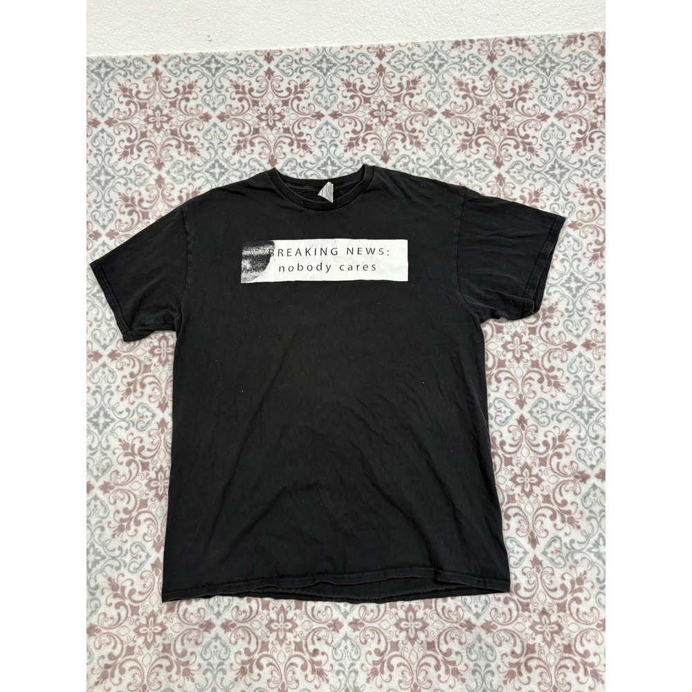 Breaking News Nobody Cares Graphic T-Shirt Mens Large Black Sarcastic Tee